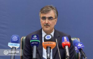 بانکهای تجاری با فروش بنگاهها باید از بنگاهداری خارج شوند بانکهای تجاری با فروش بنگاهها باید از بنگاهداری خارج شوند